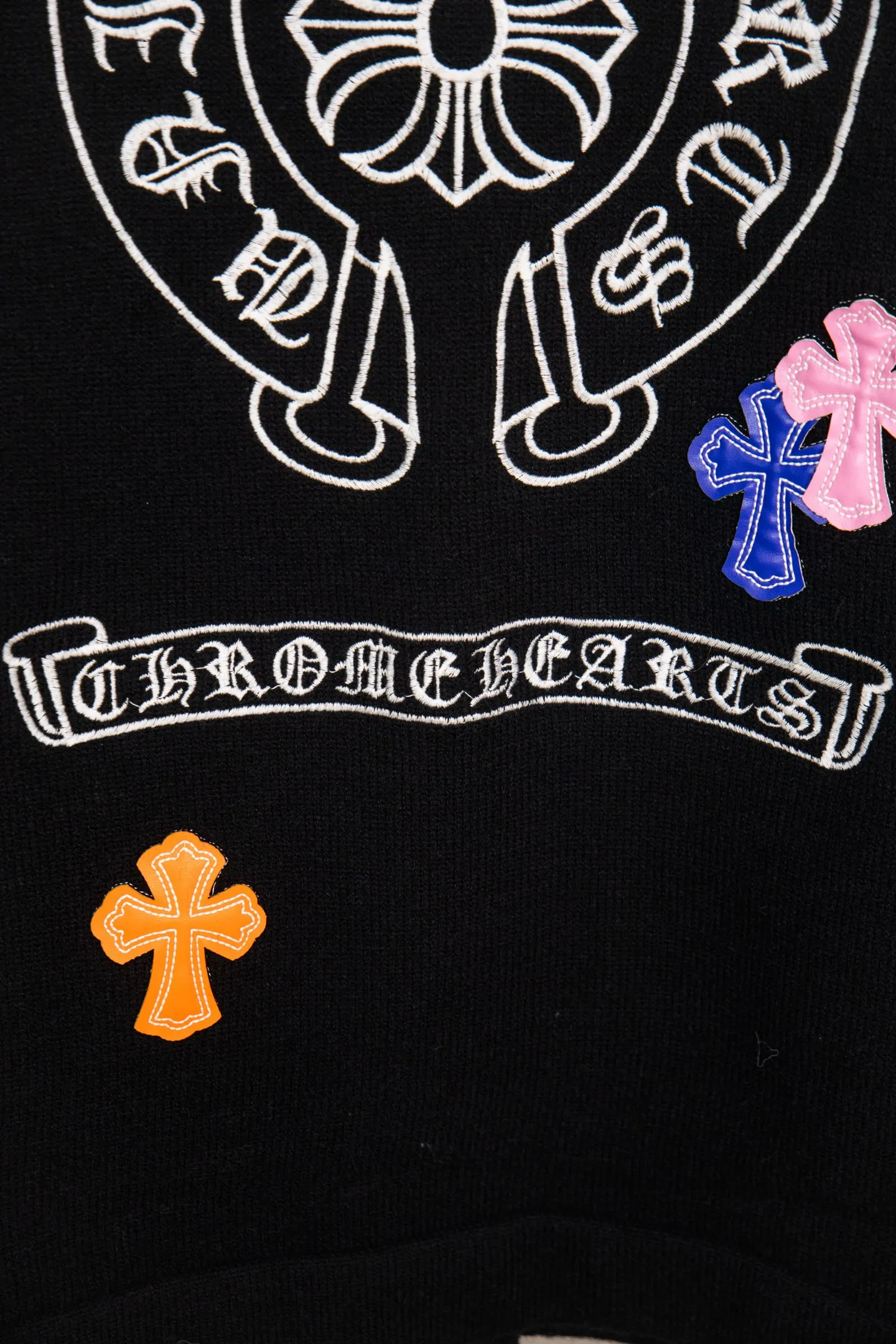 P260 -Chrome Hearts/Chrome Hearts Colorful cross leather cardigan jacket sweater. High weight, high density and high quality. The wool is soft, delicate and skin-friendly. It feels soft and silky. It has excellent warmth and skin-friendly properties. It is custom-woven and dyed without color difference. No matter the fabric or workmanship details, it is better than the ordinary version on the market. -The hardware and zipper accessories are all customized and full of details. Crow autumn and winter super heavy embroidery ➕ positioning leather label long-sleeved knitted cardigan lazy outer wear mid-length sweater -Colour: black white Size: S M L
